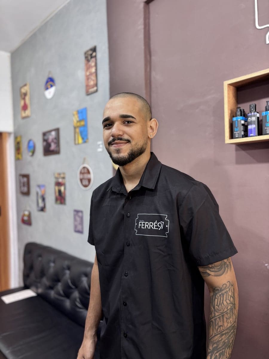 Matheus de Lima, barbeiro no Studio Ferré97 em Olinda